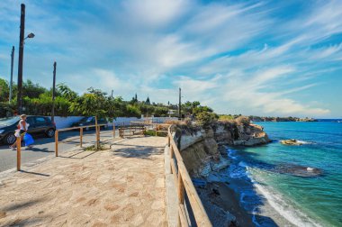 Girit adasının Hersonisos 'unda temiz suyu olan güzel bir sahil.