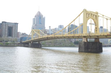 Andy Warhol Köprüsü, ayrıca Yedinci Cadde Köprüsü olarak da bilinir, Allegheny Nehri 'nin karşısında, Pittsburgh, Pennsylvania, ABD