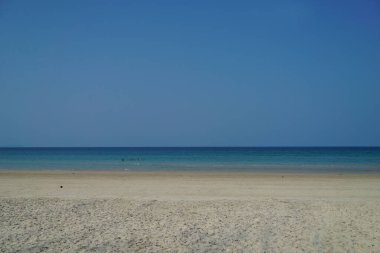 Huzurlu bir denizin üzerindeki büyüleyici ufuk manzarası