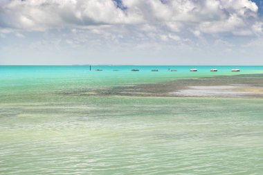 Florida Keys, ABD 'de bulutlu bir günde mavi bir okyanusun sakin manzarası.