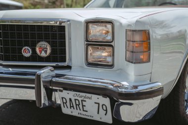 1979 model beyaz bir Ford Ranchero klasik arabasının ön tarafından yakın çekim.