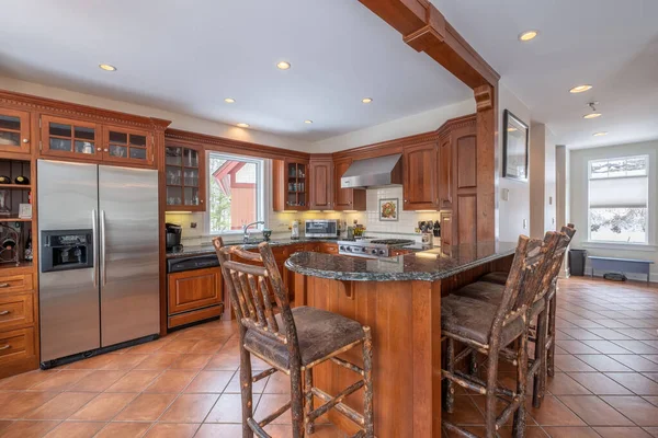 Eine Moderne Küche Mit Backofen Kühlschrank Spüle Wasserhahn Holzschrank Tisch — Stockfoto