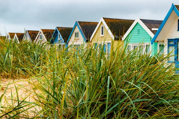 Una Fila Case Colorate Legno Sulla Spiaggia Con Primo Piano — Foto Stock