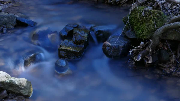 Sanftes Und Fantasievolles Wasser Einem Bach Mit Einer Glasklugel — Stock fotografie