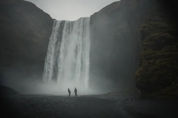 Turista Mira Irresistible Belleza Cascada Día Niebla —  Fotos de Stock