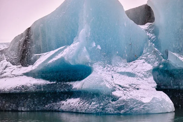 Στενή Άποψη Του Μεγάλου Παγόβουνου Δείχνει Μαύρο Και Μπλε Χρώματα — Φωτογραφία Αρχείου