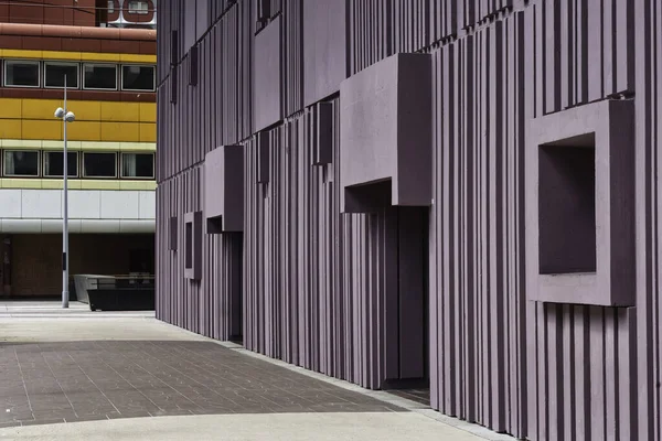 기하학적 모양으로 설계된 현대식 자주색 건물의 — 스톡 사진