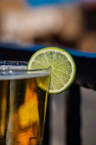 Trago Vertical Vaso Cerveza Tiempo Caluroso Con Una Rodaja Lima — Foto de Stock