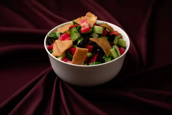 Gros Plan Une Salade Légumes Dans Bol Blanc Sur Tissu — Photo