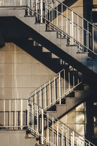 Tiro Vertical Escadas Fora Edifício Dia Ensolarado — Fotografia de Stock