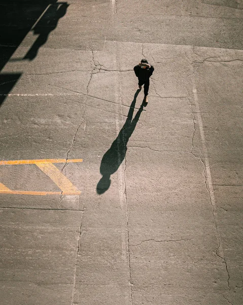 Boş Bir Sokakta Yürüyen Birinin Dikey Görüntüsü — Stok fotoğraf