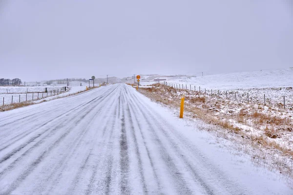 Karla Kaplı Uzun Düz Bir Yol Karlı Beyaz Uzak Bir — Stok fotoğraf