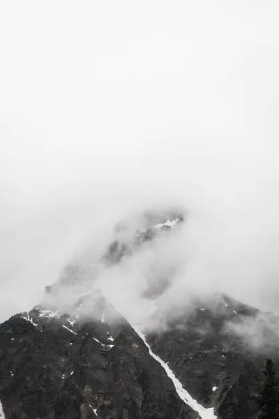 Μια Κάθετη Άποψη Της Κορυφής Ενός Βουνού Κρυμμένο Από Σύννεφα — Φωτογραφία Αρχείου