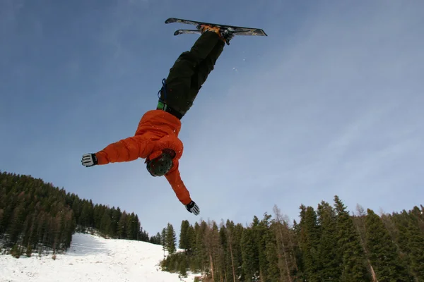 飛び跳ねる瞬間のスキーヤー — ストック写真