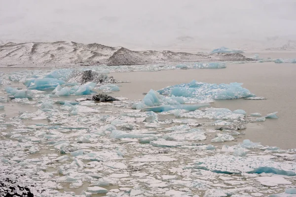 Beautiful Turquoise Black Icebergs Glacial Fjallsarlon Lake Distant Mountains Iceland — Stock Photo, Image