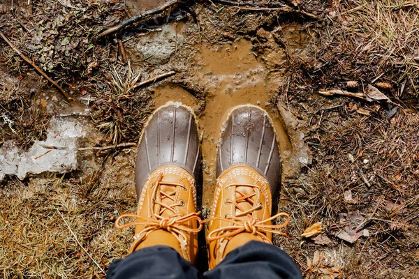 Una Vista Superior Las Botas Una Persona Suelo Fangoso —  Fotos de Stock