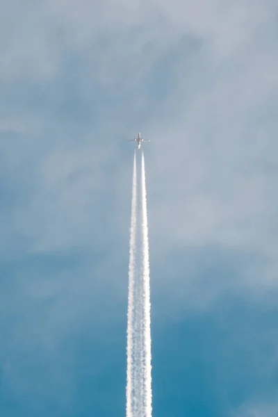 Tiro Vertical Avião Voando Céu Nublado — Fotografia de Stock