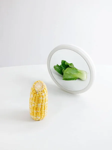 Milho Doce Com Reflexo Alface Espelho — Fotografia de Stock