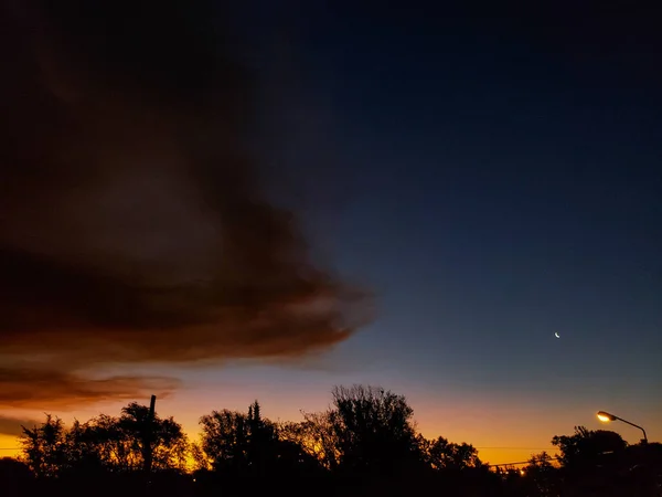 Cenário Fascinante Pôr Sol Vibrante Com Nuvens Lua Crescente Silhuetas — Fotografia de Stock