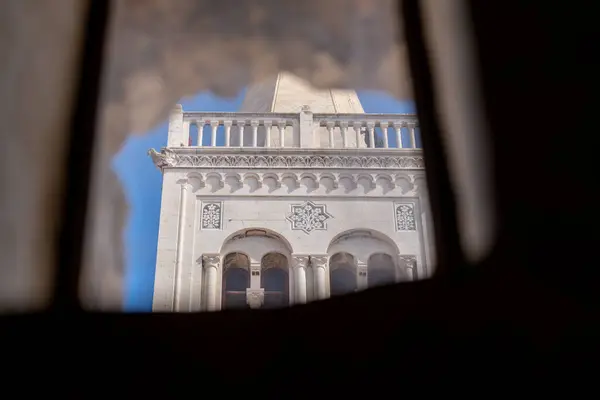 Ein Kirchturm Durch Ein Fenster Eines Alten Gebäudes Gesehen — Stockfoto