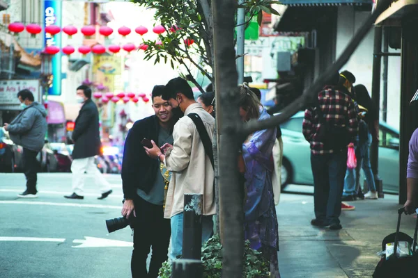 Beautiful Shot Two Asian Friends Watching Something Together Mobile Daytime — Stock Photo, Image