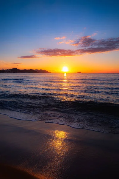 Colpo Verticale Tramonto Arancione Vivo Mare — Foto Stock