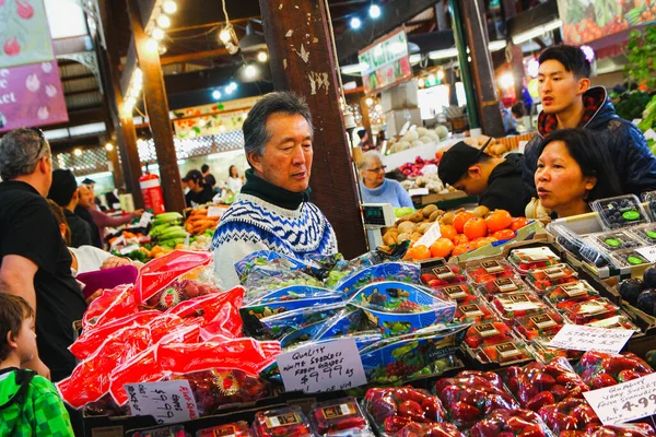 Vendedor Asiático Vendendo Frutas Nos Mercados — Fotografia de Stock