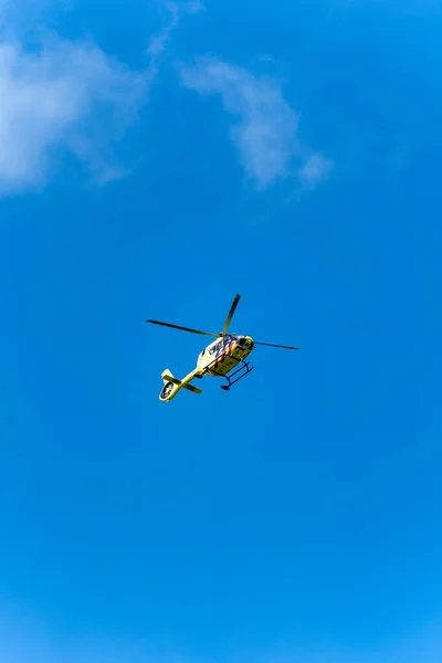 Голландский Вертолет Скорой Помощи Голубом Небе Солнечный День — стоковое фото