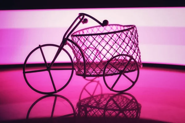 Gyönyörű Ciklus Rózsaszín Háttér — Stock Fotó