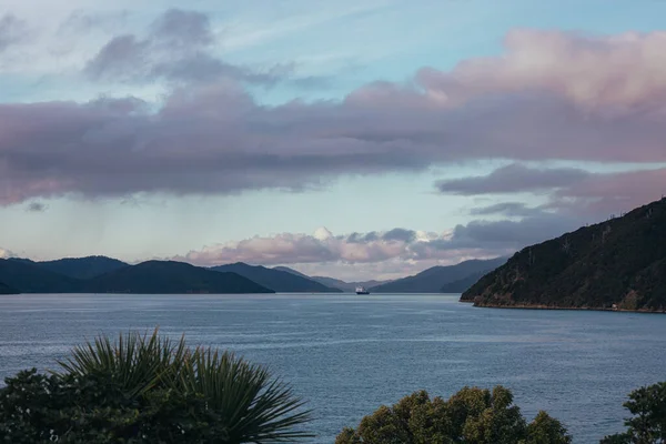Yeni Zelanda Daki Körfezin Büyüleyici Manzarası Gün Batımında Bulutlu Gökyüzünün — Stok fotoğraf