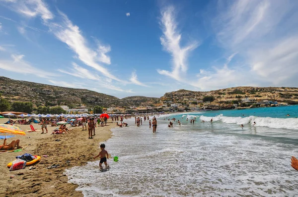Пляж Матала Полный Туристов Остров Крит — стоковое фото