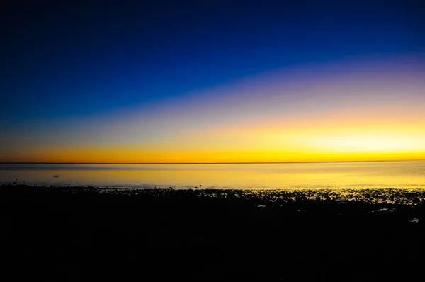 Ένα Γραφικό Μπλε Και Κίτρινο Ηλιοβασίλεμα Στην Παραλία Της Αργεντινής — Φωτογραφία Αρχείου