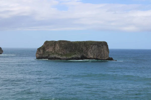 Une Vue Panoramique Paysage Marin Avec Une Falaise Milieu Sous — Photo