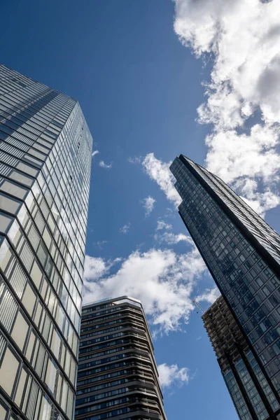 Eine Flache Aufnahme Der Außengestaltung Moderner Firmengebäude Und Wolkenkratzer — Stockfoto