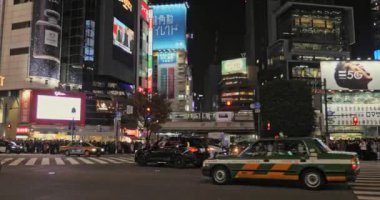 Tokyo, Japonya 'da gece vakti yolda giden arabaların yakın çekimi.