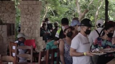 Meksika 'daki Xcaret Büfe Restoranı' nda güvenlik maskesi takan ziyaretçilerin görüntüleri.