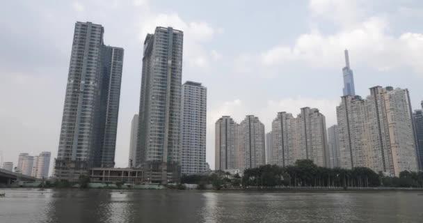 Низькокутний Вид Сучасних Будівель Біля Річки Мін Єтнам — стокове відео