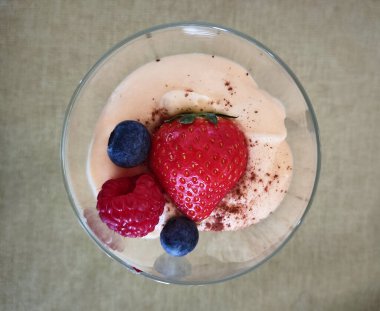 Bardağında böğürtlen olan yoğurt manzarası.