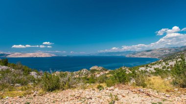 Hırvatistan 'da açık mavi gökyüzü karşısında Adriyatik Denizi manzarası