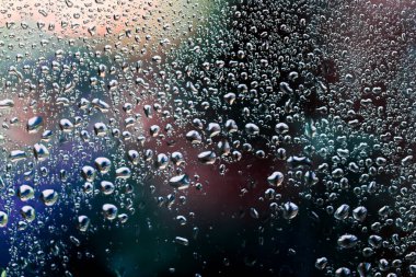 Su cam bir duvar kağıdına damlıyor.