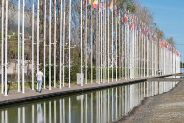 Parque das Nacoes 'daki EXPO 98' de tüm ülkelerden gelen bayraklar