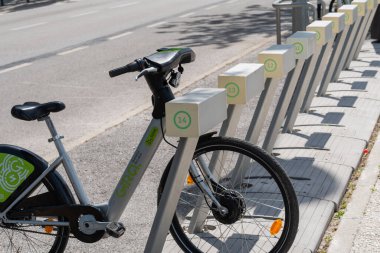 Lizbon, Portekiz 'de bir istasyonda park edilmiş Gira marka bir bisiklet.