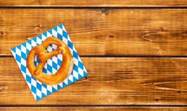 Kahverengi bir masada Alman Ekim Festivali için yakın plan simit çekimi.