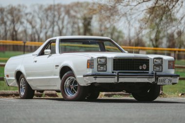 1979 model beyaz bir Ford Ranchero 'nun güzel bir görüntüsü.
