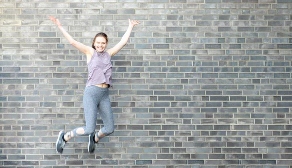 Eine Junge Frau Springt Nach Dem Fitnesstraining Fröhlich Vor Eine — Stockfoto