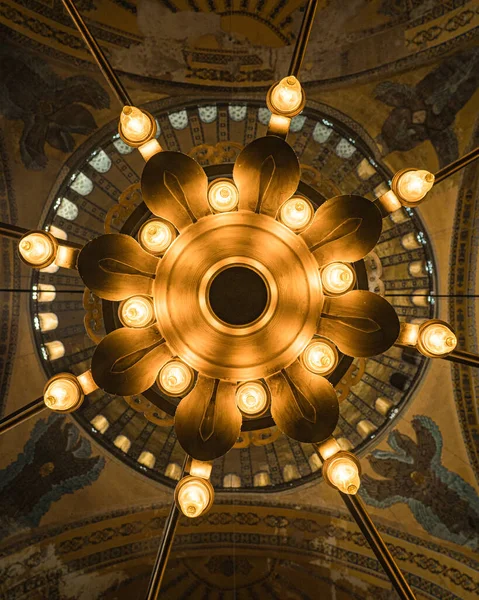 Disparo Vertical Una Majestuosa Lámpara Araña Mezquita Hagia Sophia Turquía —  Fotos de Stock