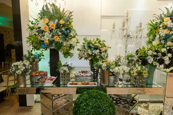 Ett Cateringbord Med Blomsterdekorationer — Stockfoto