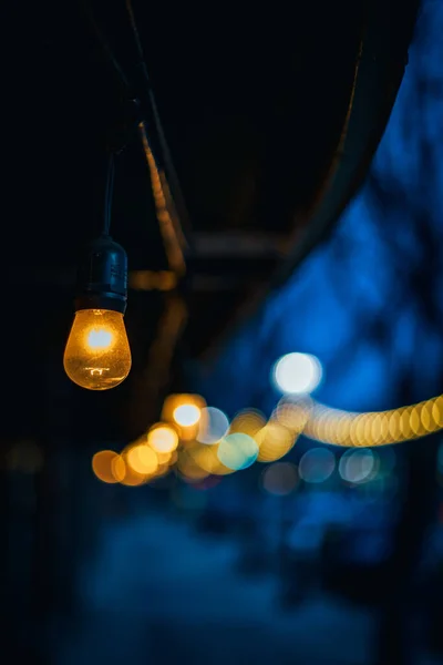Eine Vertikale Aufnahme Einer Brennenden Lampe Freien Mit Bokeh Lichtern — Stockfoto