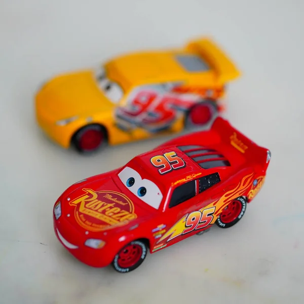 ディズニーピクサーカー映画からマッテル ライトニング マックイーンのおもちゃのレースカーの選択的フォーカスショット — ストック写真