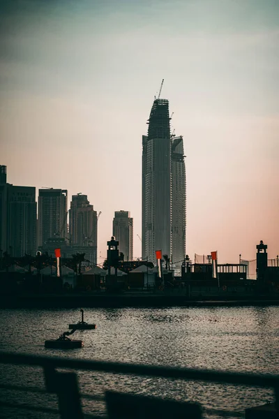 Een Verticale Foto Van Het Dubai Festival Stadshotel Langs Het — Stockfoto